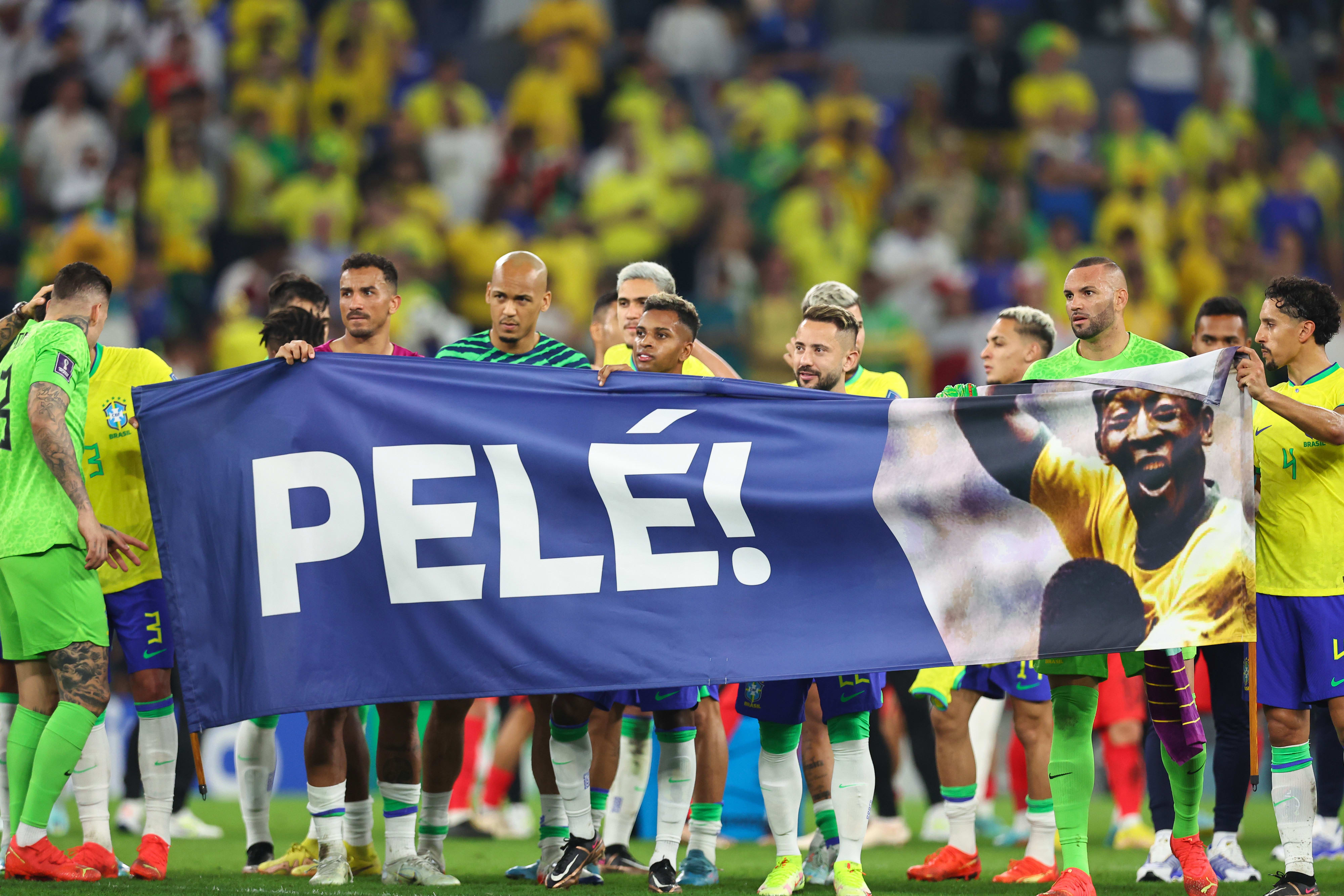 שחקני ברזיל מחזקים את פלה