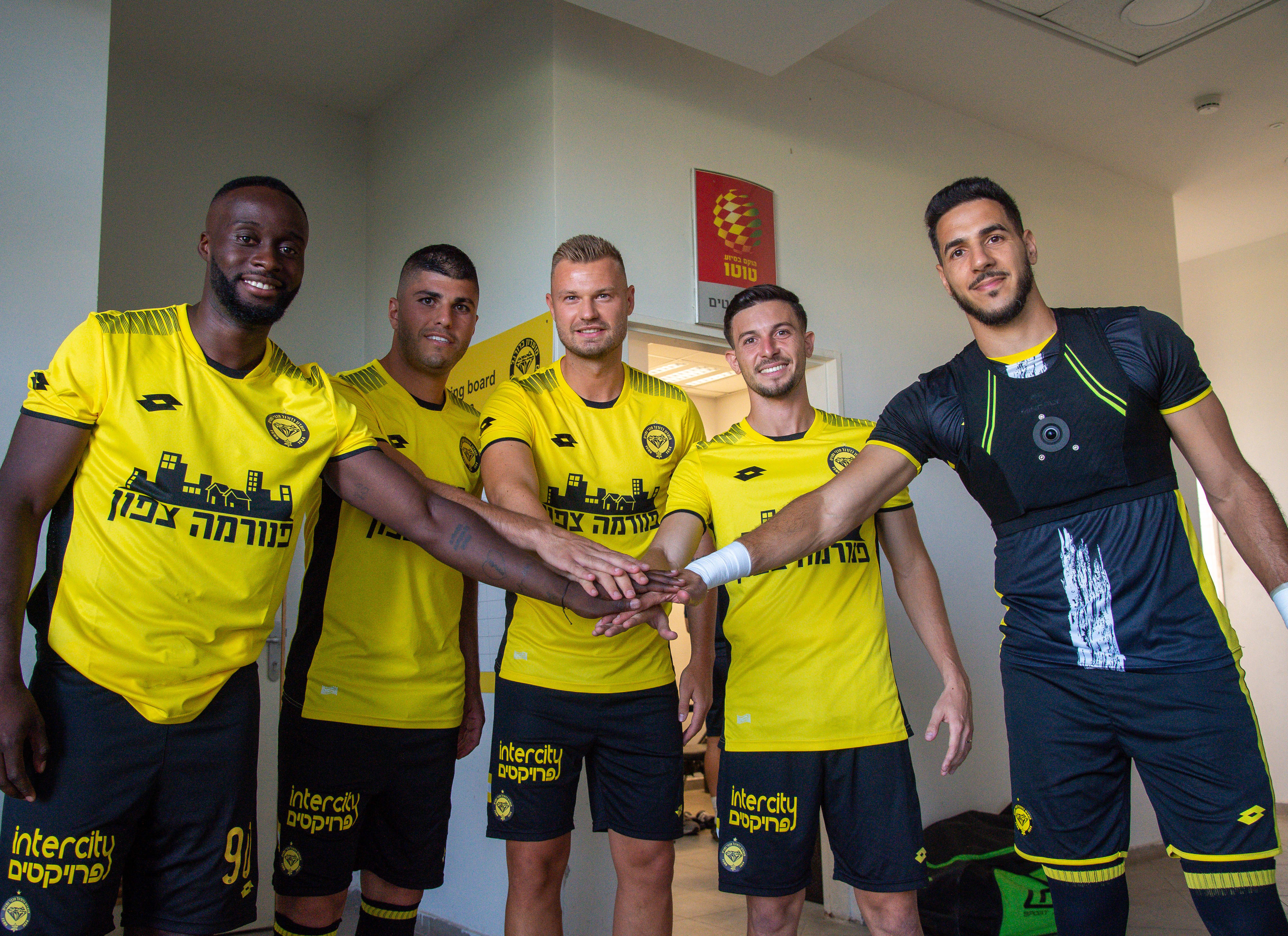 השחקנים החדשים של מכבי נתניה: איתמר ניצן (מימין), לירן רוטמן, פלוריאן הארטהרץ, גיל יצחק, אריך ברקו